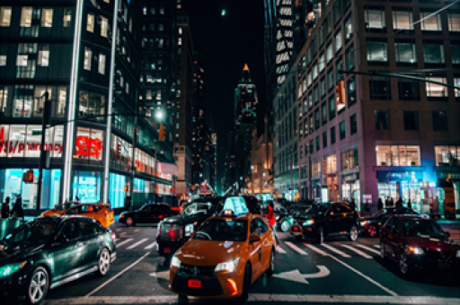 潮玩巨头遭遇直播风波，基金减持引发近四成高位回撤，究竟何去何从？